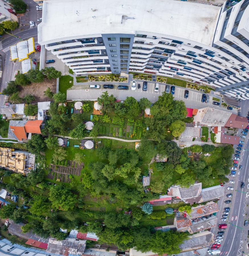Dragonfly Gardens - The Wagons Hotel Brasov Bagian luar foto
